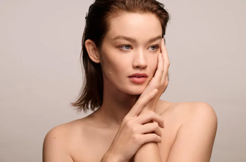 Aesthetic medical practitioner using Observ 520x for consultation